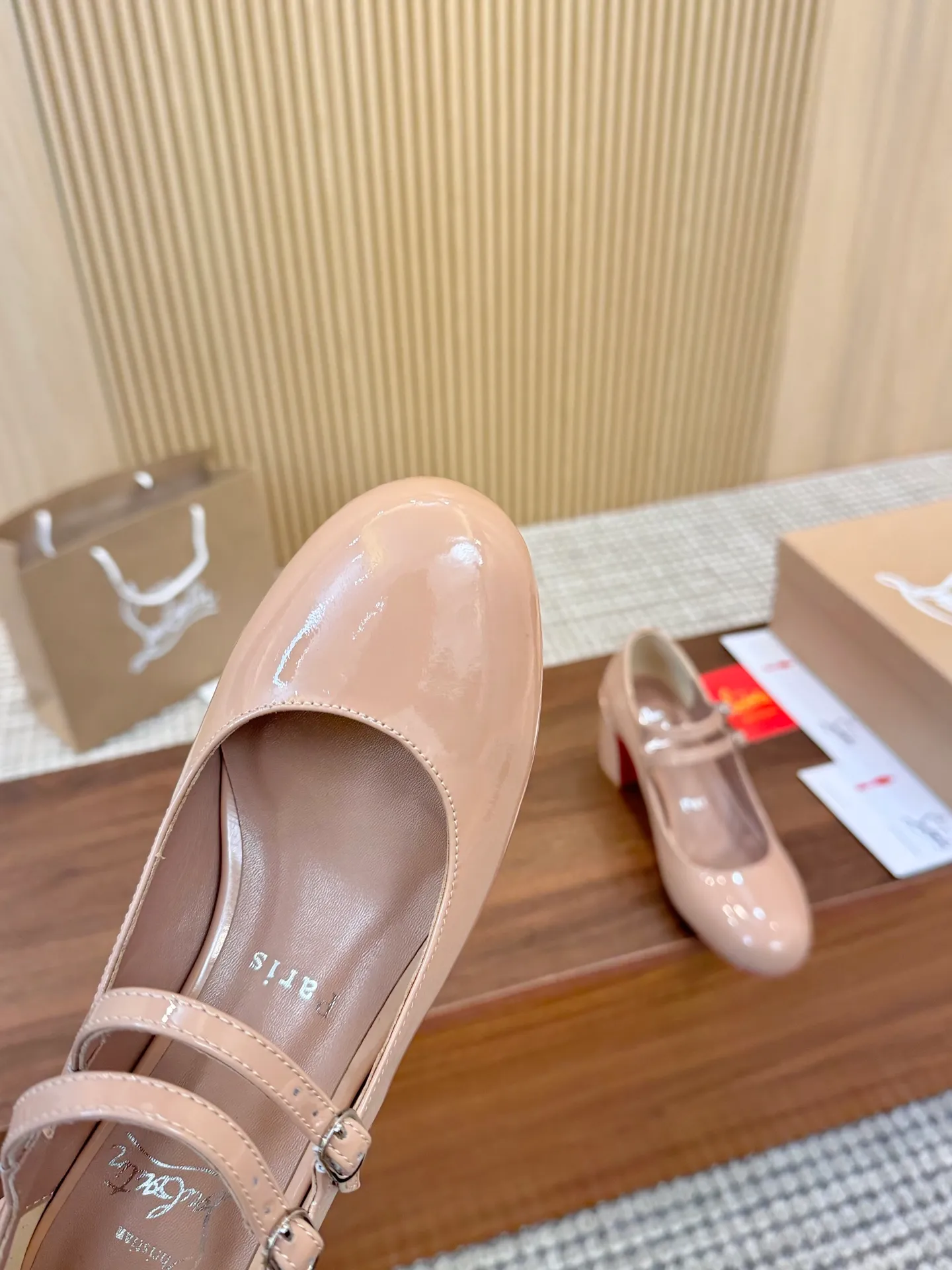 👟👟Ex-factory price 660👟👟 Christian Louboutin CL👠 "Patent Leather Series" Noble and luxurious, real blingbling✨ Real materials, all customized by the pattern maker, and the materials are made of original customized materials to achieve the taste of the original. 6 color options💍Upper: imported 👉cow patent leather💪 Inner: sheepskin feet/lining Size: 34-40.41.42 Heel height: 6.5cm Genuine leather sole